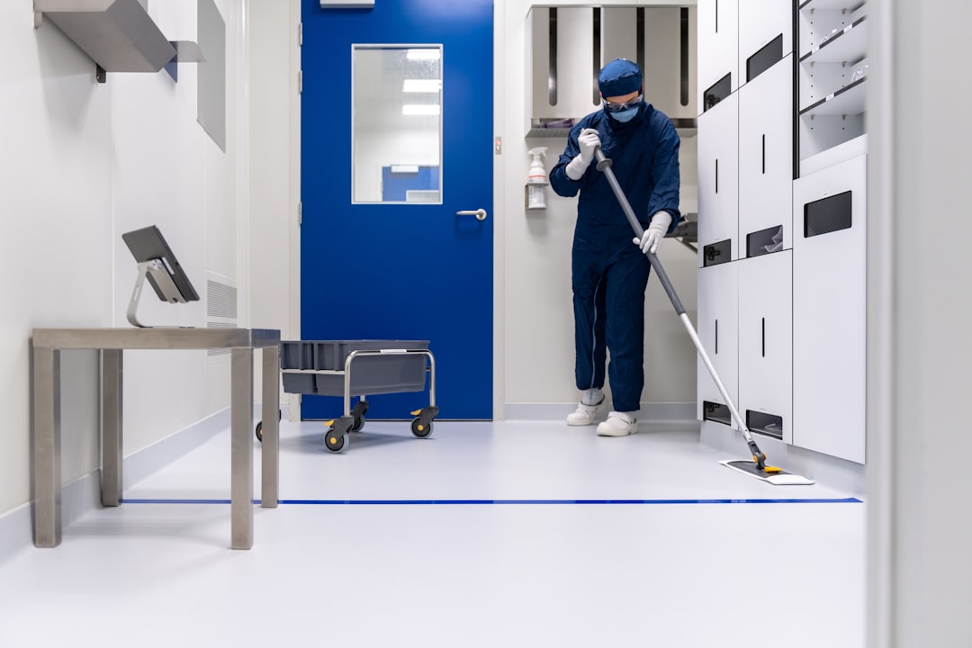 services-02 Cleanroom cleaner, cleaning laboratory environment
